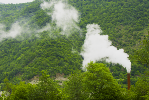 Die Debatte über den Klimawandel und nachhaltiges Wirtschaften ist längst in den Unternehmensalltag eingezogen. Während viele Unternehmen bereits die direkten Emissionen (Scope 1) und die durch Energieverbrauch verursachten Emissionen (Scope 2) erfassen, stehen die sogenannten Scope-3-Emissionen zunehmend im Fokus. Was genau verbirgt sich hinter Scope-3-Emissionen? Warum ist es für Unternehmen unerlässlich, diese zu berechnen, und wie kann man den Herausforderungen dieser komplexen Aufgabe begegnen?